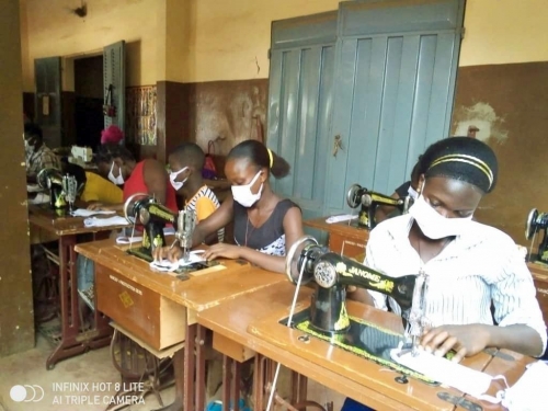 4 avril 2020 - Les élèves couturières dans leur nouvel atelier